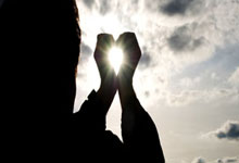 欧博官网:传统元素!装备网站报道中国女足2025客场球衣: 白底+花卉底纹.